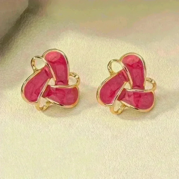 Cute Enamel Flower Earrings Stud Earrings in Magenta Rose - Picture 1 of 4